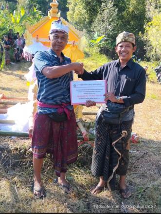 Penyerahan Bantuan Banten Pengabenan 
